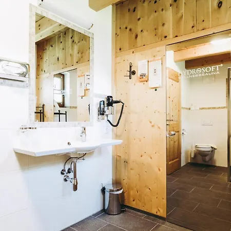 Andis Almdorf בית הארחה 2*