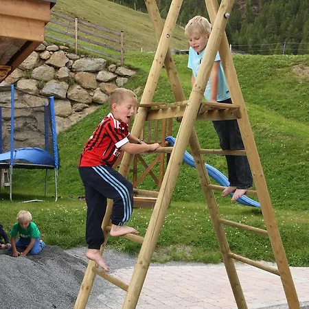 Andis Almdorf בית הארחה 2*